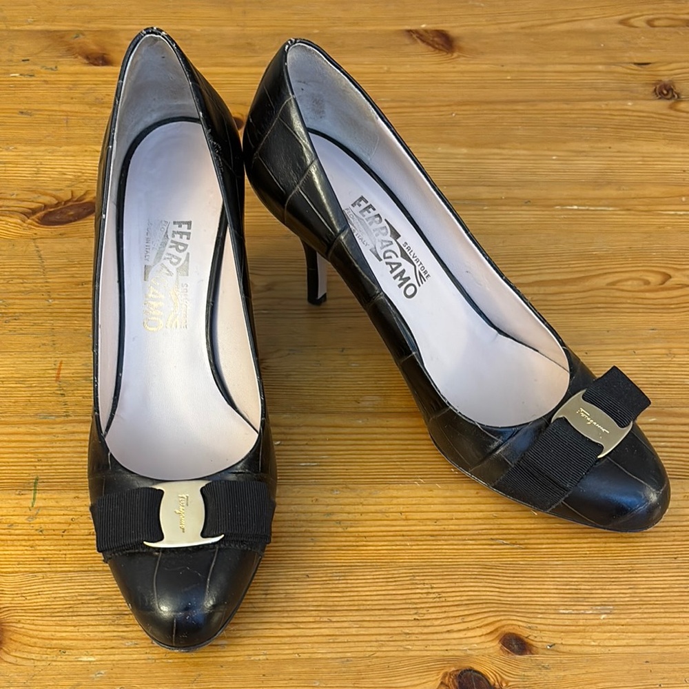 Salvatore Ferragamo Brown Leather Vara Gold Metal Bow Round Toe Pumps Size 8.5 B